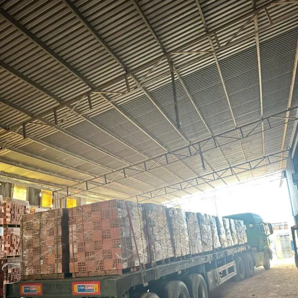 Xe chở gạch rời kho tại Nhà Máy Gạch Tuynel Rạng Đông