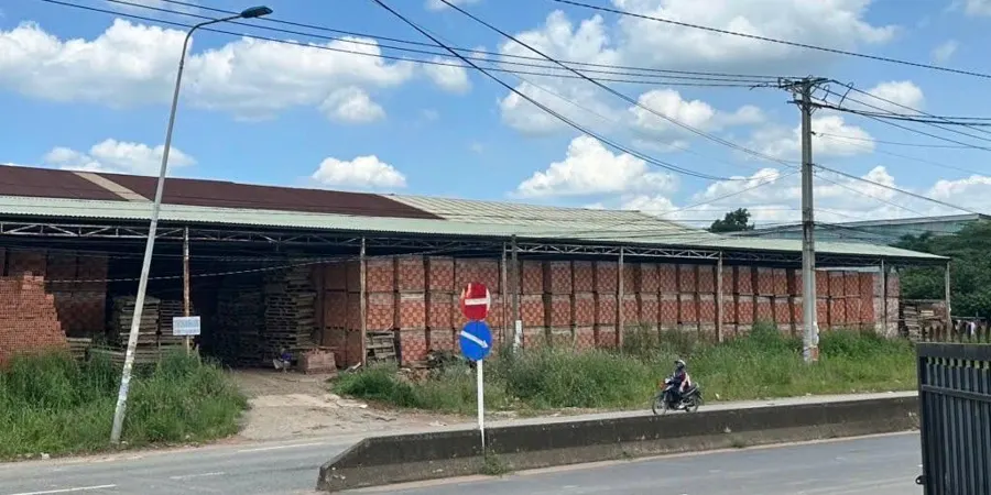 Kho gạch nhìn từ mặt đường tại Nhà Máy Gạch Tuynel Rạng Đông